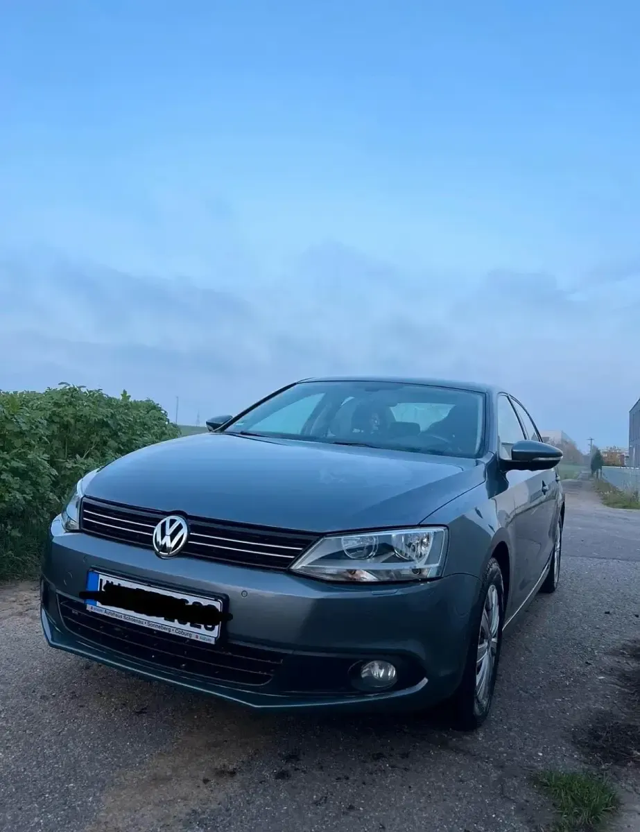 Gebraucht VW Jetta 105 PS (77 kW) 2011 Grau Limousine