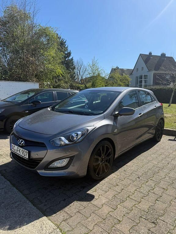 Gebraucht Hyundai i30 Style 99 PS (72 kW) 2012 Grau Limousine