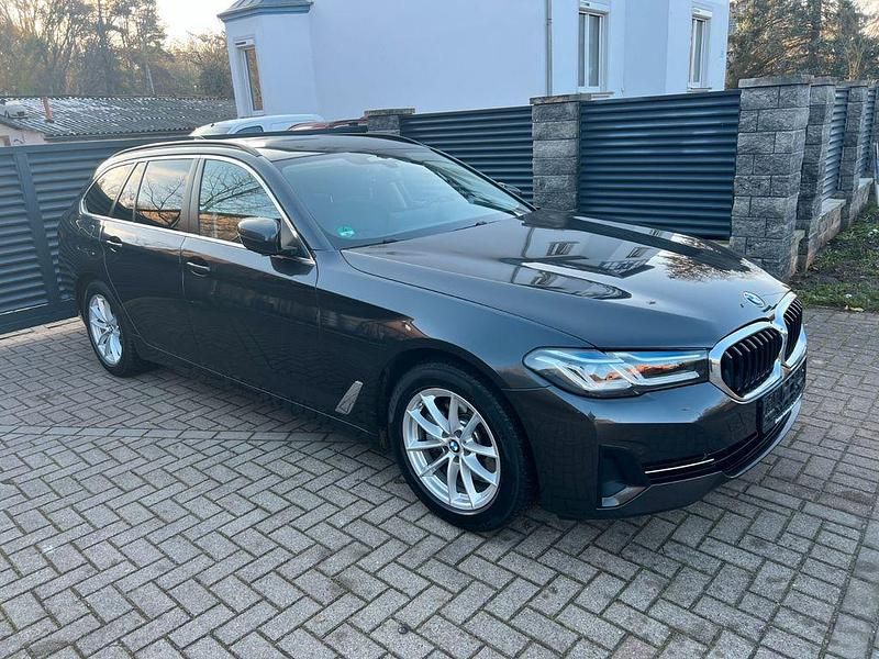 Grau Gebraucht 2020 BMW 520 Performance Kombi | 31.700 € (Teuer) - Bild 1/4