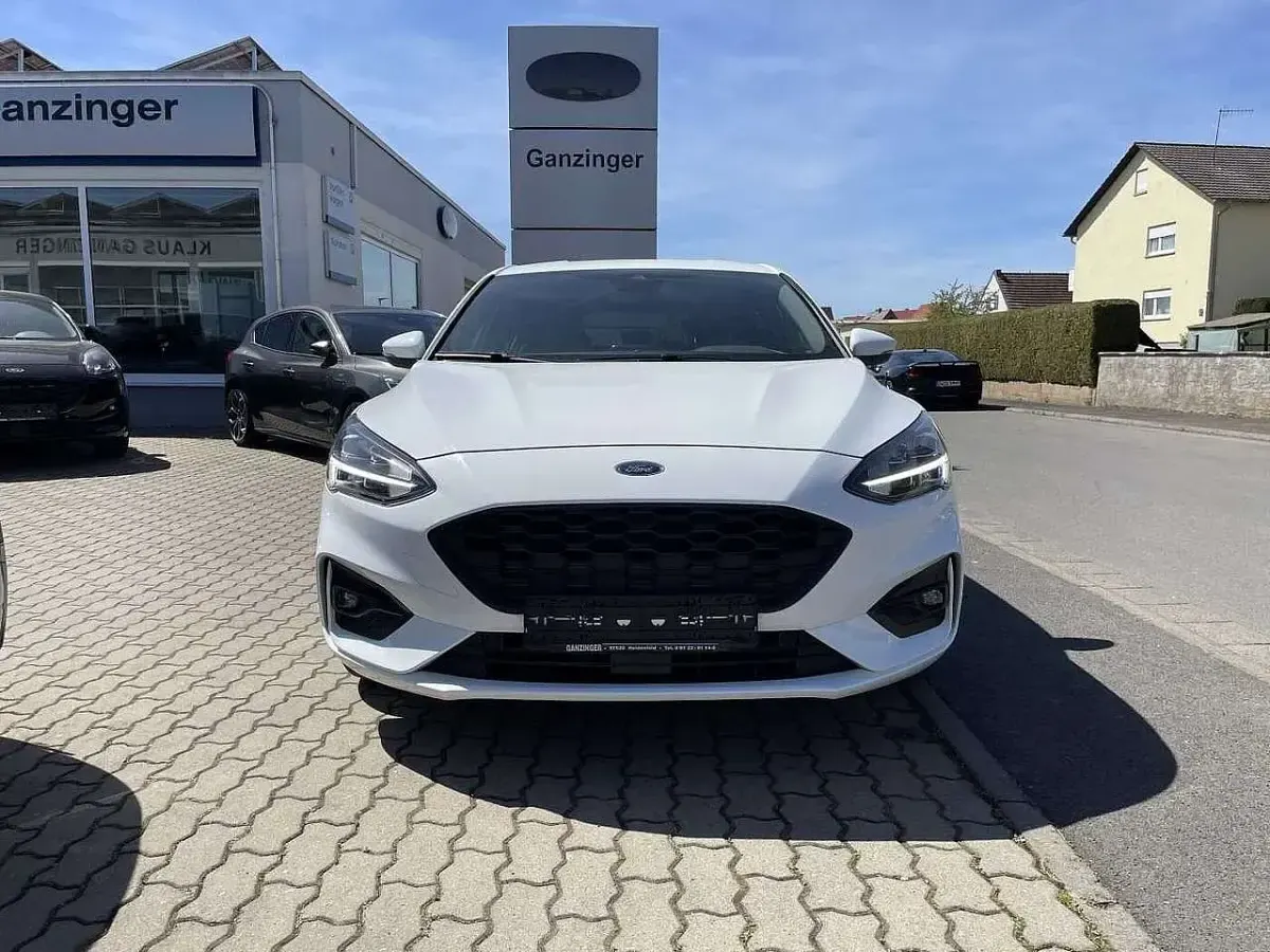 Gebraucht Ford Focus ST-Line 182 PS (133 kW) 2019 Frostweiß Limousine
