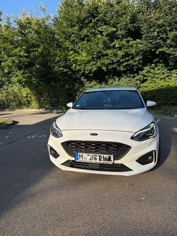 Weiß Gebraucht 2019 Ford Focus ST-Line Limousine | 11.500 € (Guter Preis) - Bild 1/4