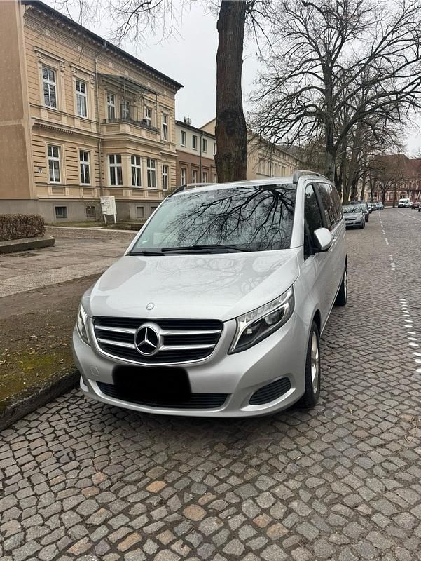 Gebraucht Mercedes V220 163 PS (119 kW) 2014 Silber Van / Kleinbus