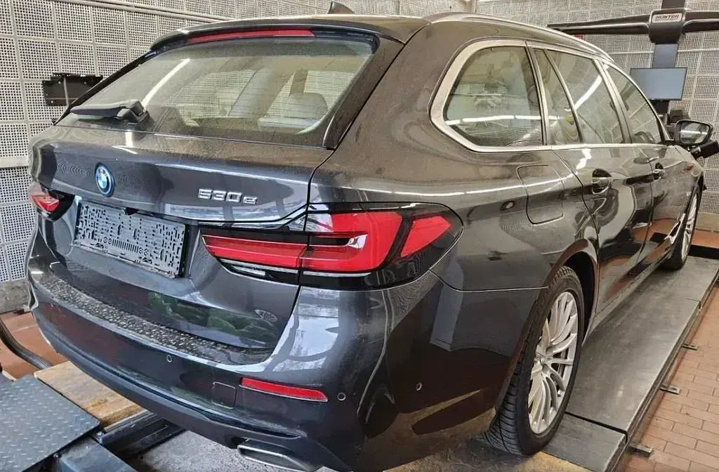 Gebraucht BMW 530e Sport Line 292 PS (214 kW) 2022 Grau Limousine