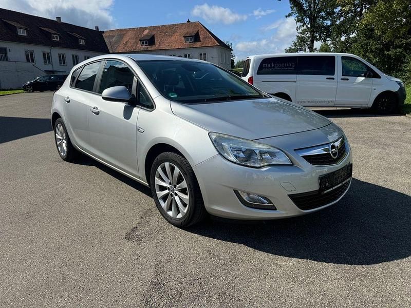 Gebraucht Opel Astra 140 PS (102 kW) 2012 Silber Limousine