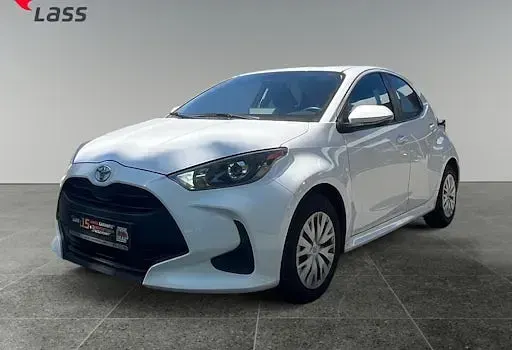 Gebraucht Toyota Yaris Basis 72 PS (52 kW) 2023 Schneeweiß Kleinwagen
