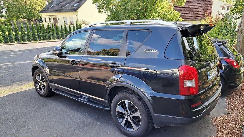 Schwarz Gebraucht 2016 Ssangyong (KGM) Rexton SUV | 10.500 € - Bild 1/4