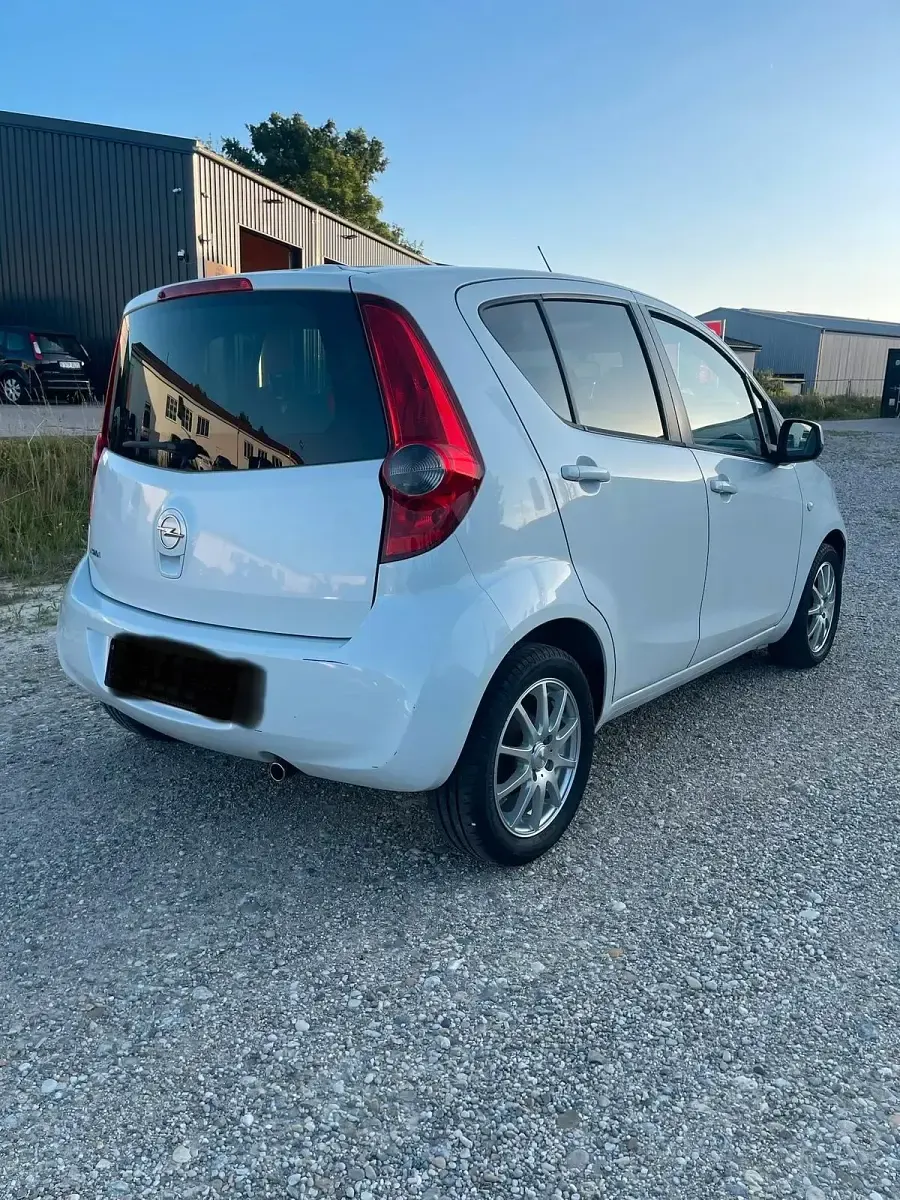 Gebraucht Opel Agila 86 PS (63 kW) 2009 Weiß Kleinwagen