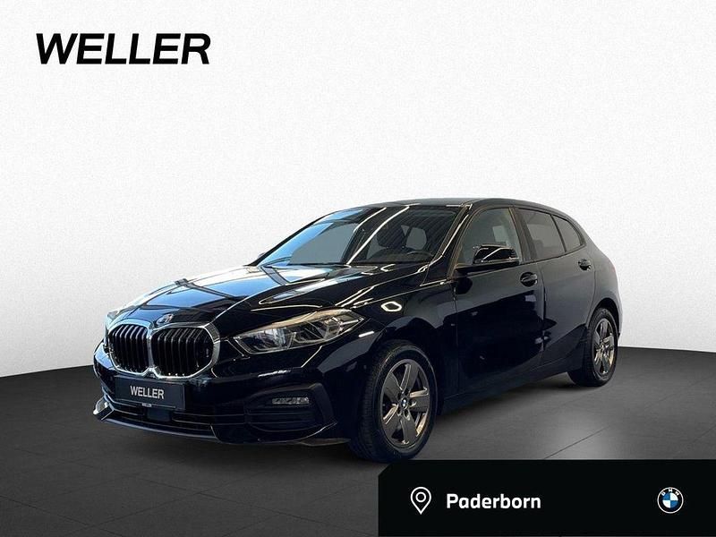 Schwarz (schwarz) Gebraucht 2022 BMW 118 Advantage Kleinwagen | 16.850 € (Superpreis) - Bild 1/4