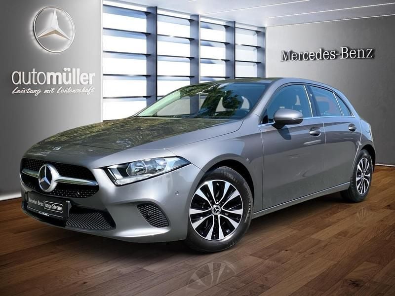Grau Gebraucht 2022 Mercedes A180 Limousine | 24.860 € (Guter Preis) - Bild 1/3