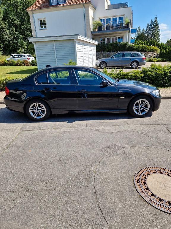 Gebraucht BMW 318 Sport Line 143 PS (105 kW) 2010 Schwarz Limousine