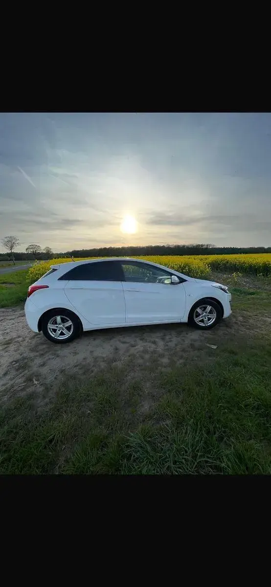 Gebraucht Hyundai i30 101 PS (74 kW) 2016 Weiß Limousine