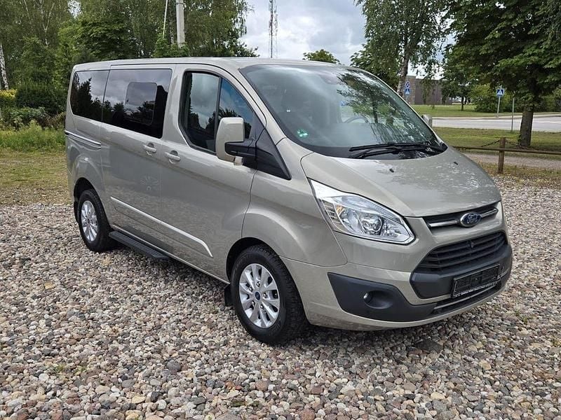 Silber Gebraucht 2017 Ford Tourneo Custom Titanium Van / Kleinbus | 28.800 € (Fairer Preis) - Bild 1/4