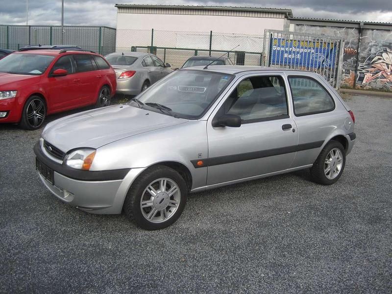 Silber Gebraucht 2000 Ford Fiesta Futura Kleinwagen | 900 € (Fairer Preis) - Bild 1/4