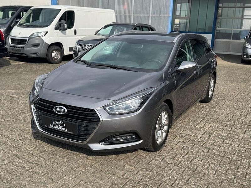 Silber Gebraucht 2015 Hyundai i40 Trend Kombi | 9.990 € (Fairer Preis) - Bild 1/4