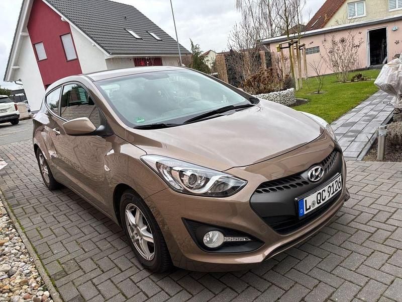 Gebraucht Hyundai i30 Classic 99 PS (72 kW) 2013 Braun Limousine