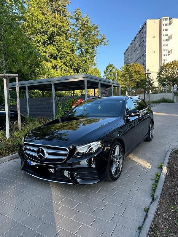 Schwarz Gebraucht 2018 Mercedes E220 AMG line Kombi | 25.000 € (Guter Preis) - Bild 1/4