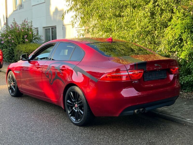 Gebraucht Jaguar XE Prestige 179 PS (131 kW) 2015 Rot Limousine
