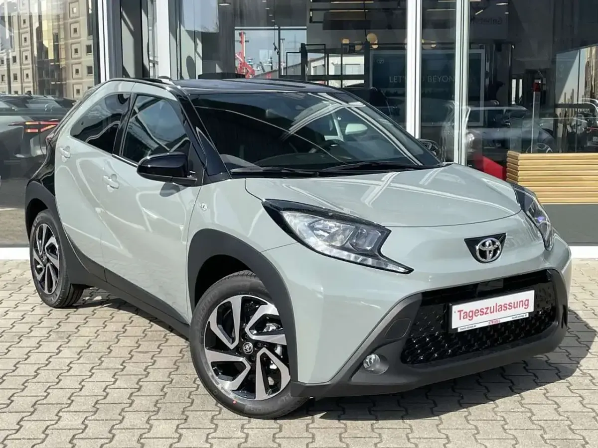 Neu Toyota Aygo X Design 72 PS (52 kW) 2026 Urban khaki, dach mysticschwar SUV