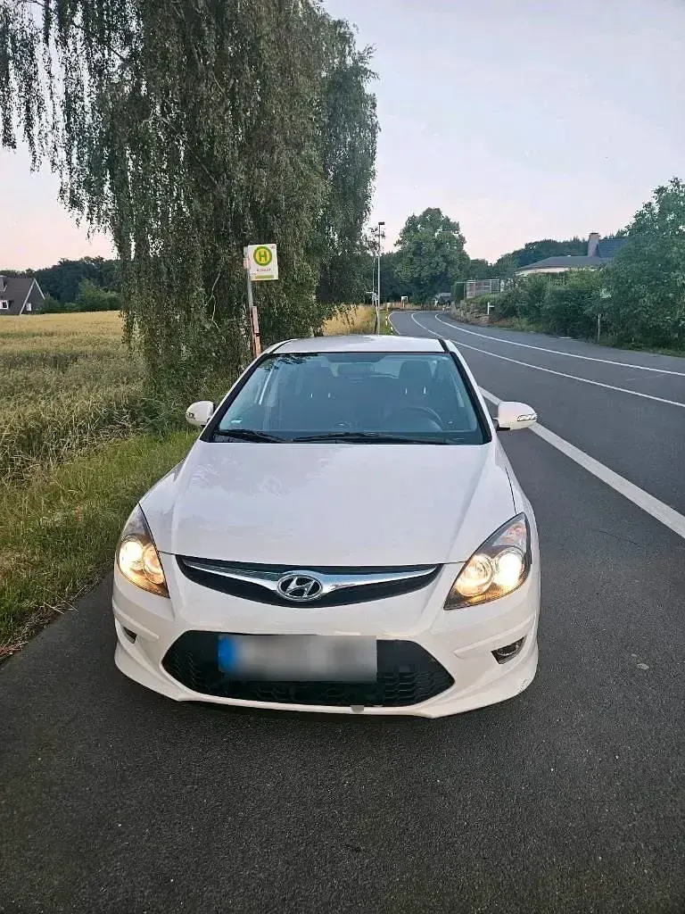 Gebraucht Hyundai i30 109 PS (80 kW) 2012 Weiß Limousine