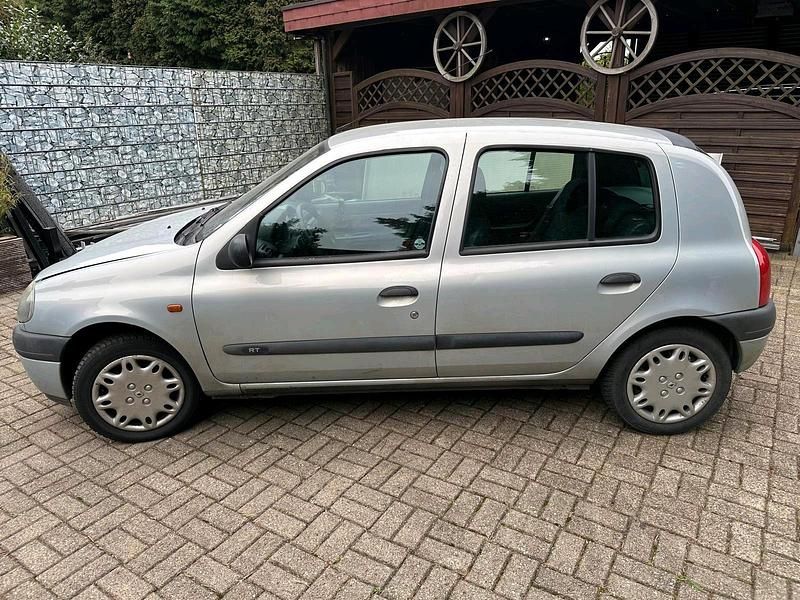 Gebraucht Renault Clio II 75 PS (55 kW) 2000 Silber Kleinwagen