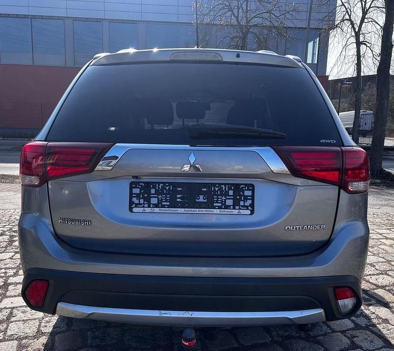 Gebraucht Mitsubishi Outlander Plus 150 PS (110 kW) 2015 Grau SUV