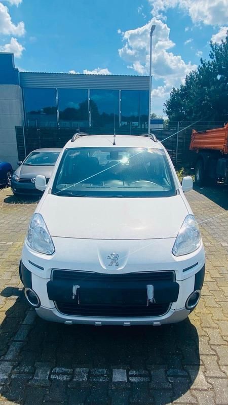 Weiß Gebraucht 2015 Peugeot Partner Tepee Van / Kleinbus | 9.401 € (Fairer Preis) - Bild 1/4