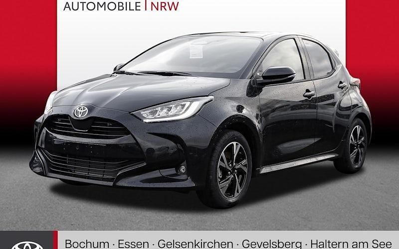 Schwarz Neu 2025 Toyota Yaris Hybrid Limousine | 26.389 € (Fairer Preis) - Bild 1/4