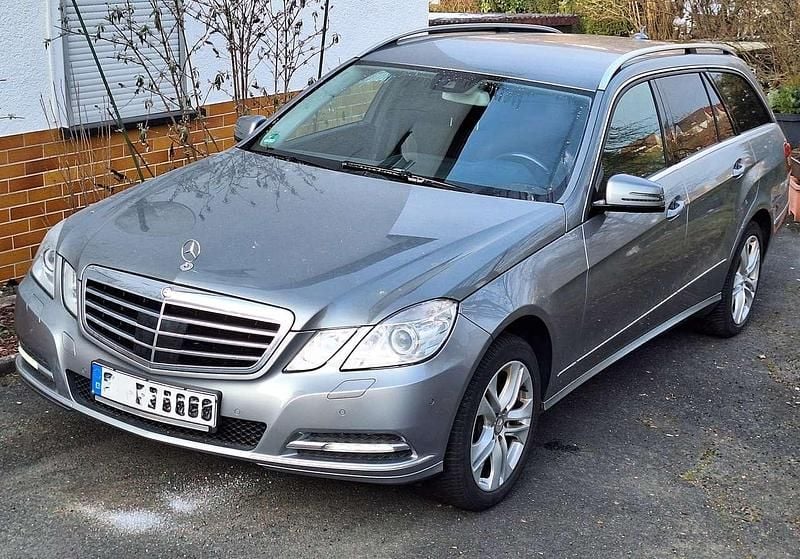 Silber Gebraucht 2012 Mercedes E250 Elegance Kombi | 10.990 € (Fairer Preis) - Bild 1/4