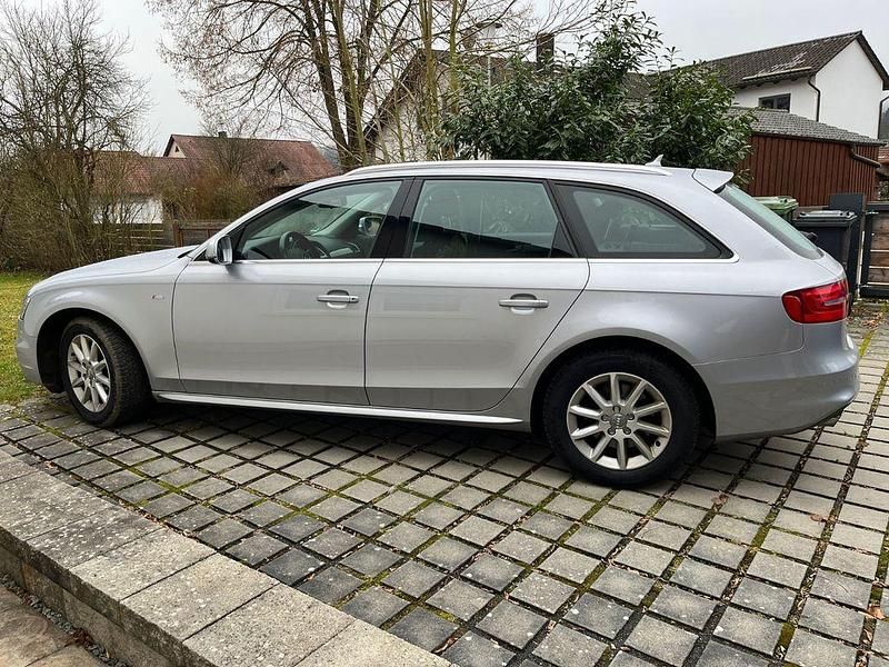 Silber Gebraucht 2015 Audi A4 Ambiente Limousine | 10.600 € (Superpreis) - Bild 1/4