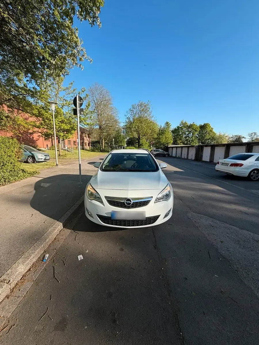 Second-hand Opel Astra 110 CP (80 kW) 2012 Alb Hatchback