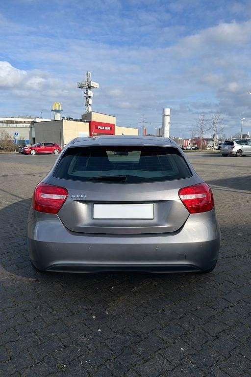 Gebraucht Mercedes A180 122 PS (89 kW) 2014 Grau Limousine