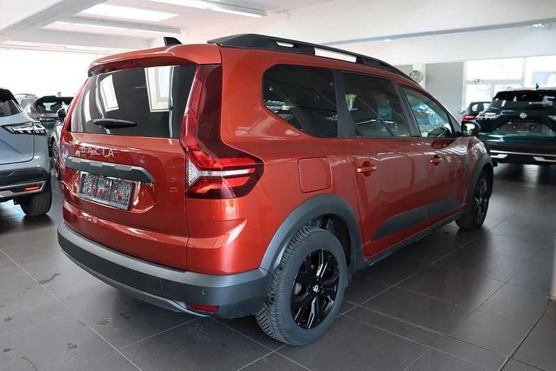 Second-hand Dacia Jogger 101 CP (74 kW) 2022 Maro Monovolum