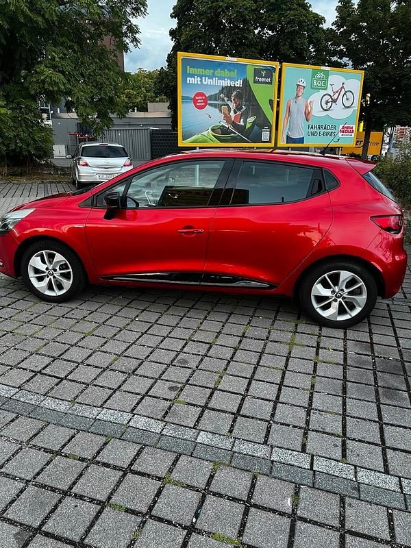 Rot Gebraucht 2017 Renault Clio IV LIMITED Kleinwagen | 8.450 € (Fairer Preis) - Bild 1/4