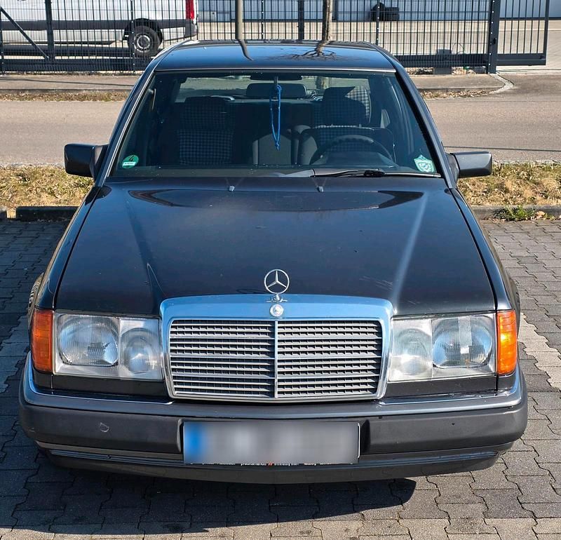 Gebraucht Mercedes E230 132 PS (97 kW) 1992 Schwarz Limousine