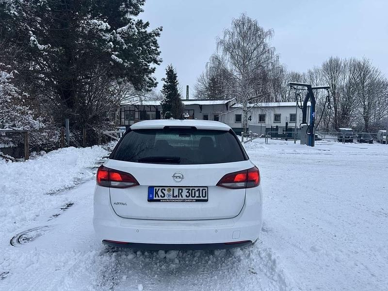 Używany Opel Astra Edition 95 KM (69 kW) 2016 Biały Kombi