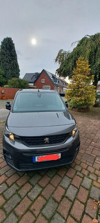 Grau Gebraucht 2018 Peugeot Partner Van / Kleinbus | 10.899 € (Fairer Preis) - Bild 1/4