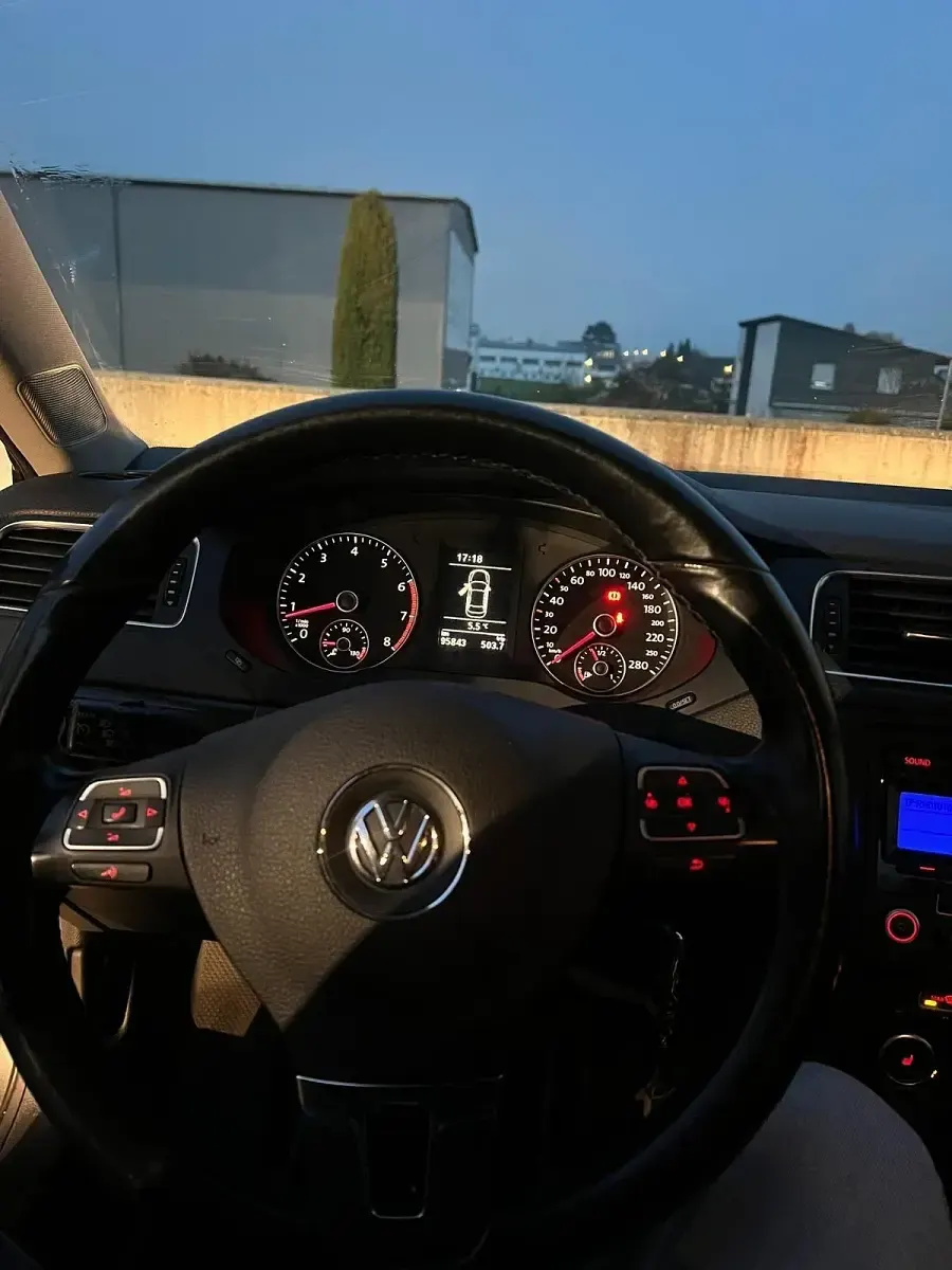 Gebraucht VW Jetta 105 PS (77 kW) 2011 Grau Limousine