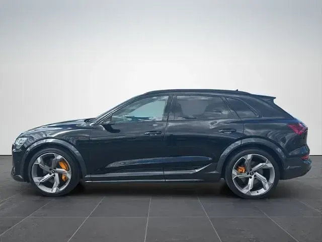 Gebraucht Audi e-tron Ambiente 369 kW (503 PS) 2022 Mythosschwarz metallic SUV