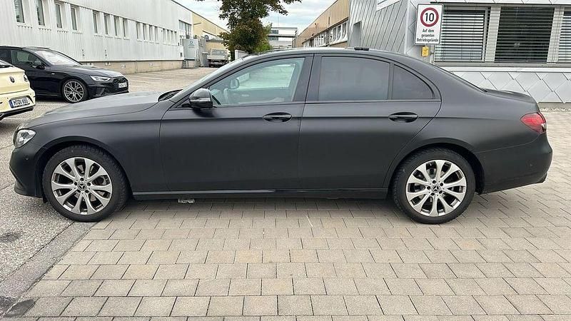 Gebraucht Mercedes E220 200 PS (147 kW) 2023 Schwarz Limousine