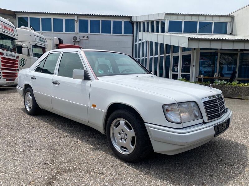 Weiß Gebraucht 1993 Mercedes E200 Limousine | 9.900 € - Bild 1/4
