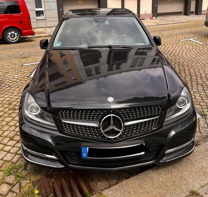 Schwarz Gebraucht 2012 Mercedes C180 Avantgarde Limousine | 11.900 € (Fairer Preis) - Bild 1/4