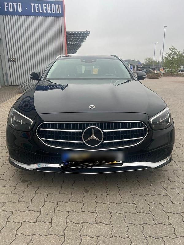 Schwarz Gebraucht 2021 Mercedes E220 Kombi | 27.500 € (Superpreis) - Bild 1/4
