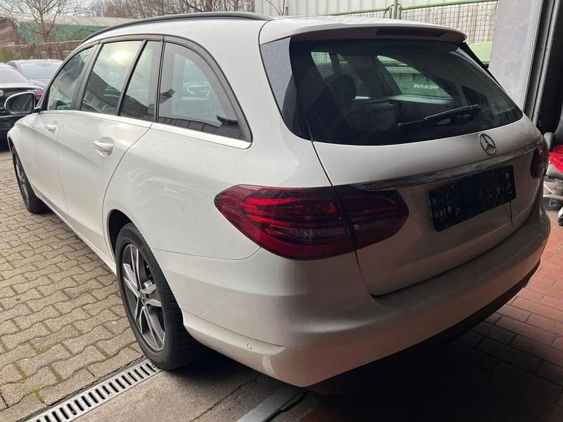 Gebraucht Mercedes C220 194 PS (142 kW) 2018 Weiß Kombi