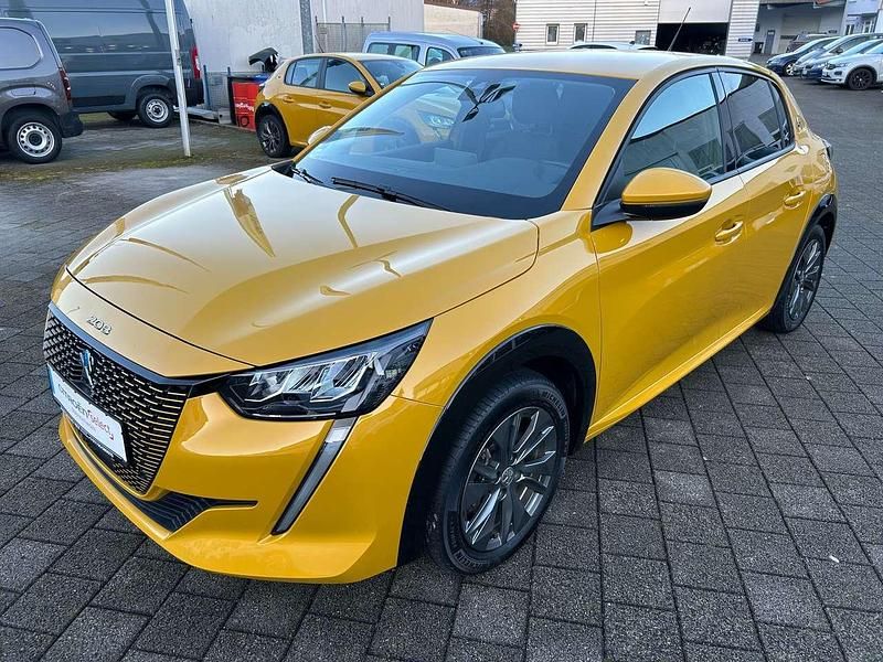Faro gelb Gebraucht 2021 Peugeot e-208 Allure Kleinwagen | 15.900 € (Fairer Preis) - Bild 1/4
