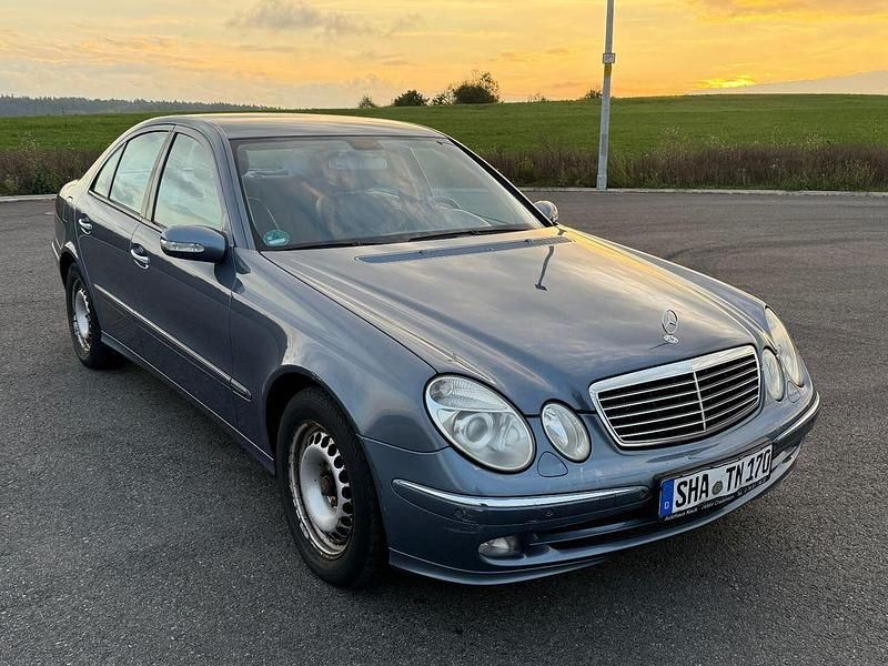 Grau Gebraucht 2005 Mercedes E280 Avantgarde Limousine | 4.890 € (Fairer Preis) - Bild 1/4
