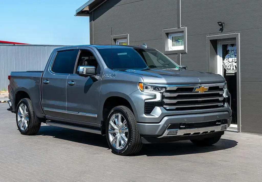 Neu Chevrolet Silverado 309 PS (227 kW) 2025 Silber SUV