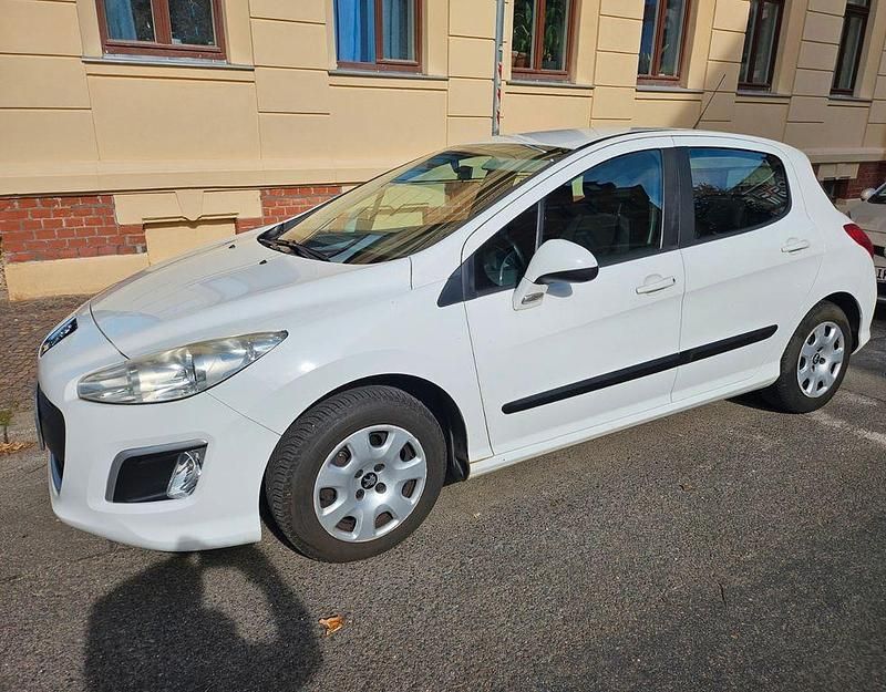 Weiß Gebraucht 2012 Peugeot 308 Access Limousine | 3.000 € (Guter Preis) - Bild 1/4