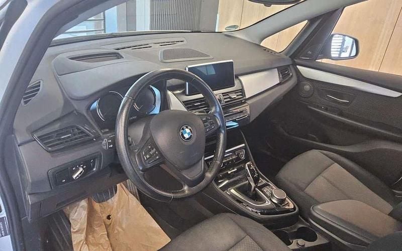 Weiß Gebraucht 2019 BMW 218 Gran Tourer Performance Van / Kleinbus | 11.200 € (Guter Preis) - Bild 1/3