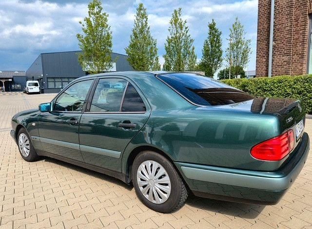 Grün Gebraucht 1996 Mercedes E230 Classic Limousine | 4.390 € (Fairer Preis) - Bild 1/4