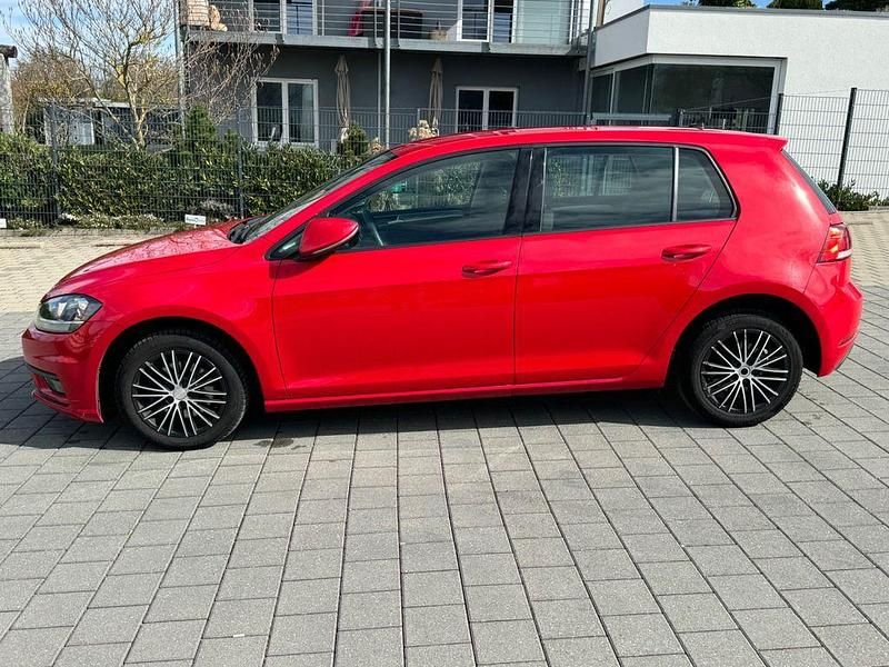 Gebraucht VW Golf VII 116 PS (85 kW) 2019 Rot Limousine